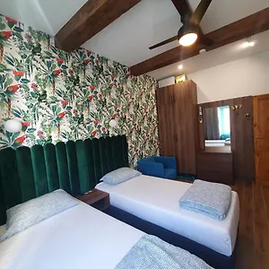 Luxurio With Baths Homestay